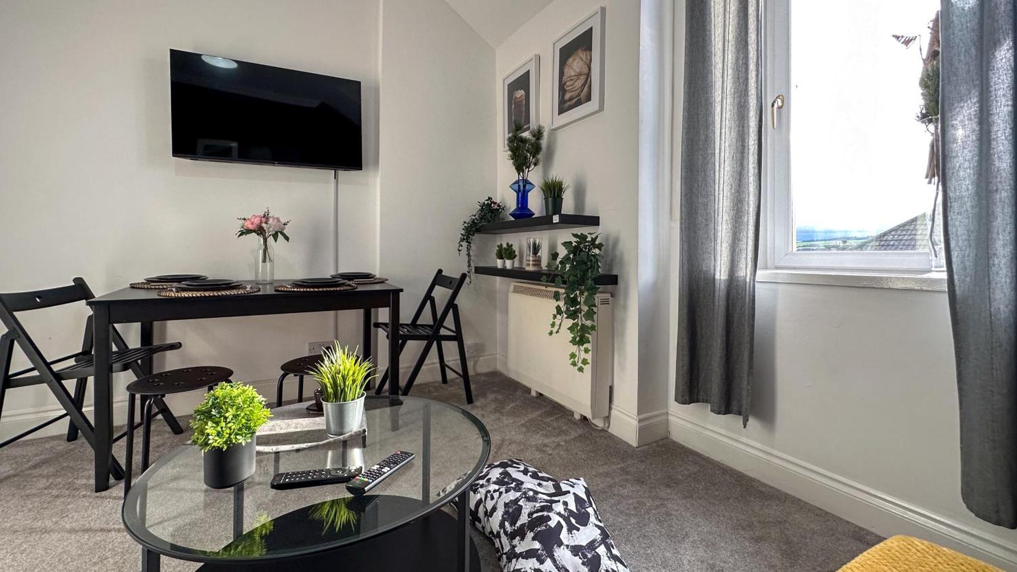 Flat For 6 Guests Near Glasgow, Loch Lomond * Dumbarton